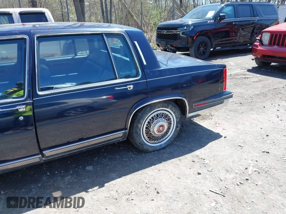 1988 Cadillac Fleetwood z VIN 1G6CB5153J4265796, wystawiony jako IAAI lot #42129869 z przebiegiem 63 756 mil mil oraz . Historia ofert i sprzedaży dostępna na DreamBid. Obrazek 17.