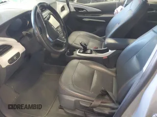 2021 Chevrolet Bolt EV Premier z VIN 1G1FZ6S06M4106959, wystawiony jako Copart lot #55981405 z przebiegiem Nie podano mil oraz Nie do naprawy. Historia ofert i sprzedaży dostępna na DreamBid. Obrazek 7.