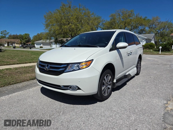2017 Honda Odyssey Touring z VIN 5FNRL5H91HB008068, wystawiony jako Copart lot #49853805 z przebiegiem 33 521 mil mil oraz Czysty tytuł • Clean title. Historia ofert i sprzedaży dostępna na DreamBid. Obrazek 2.