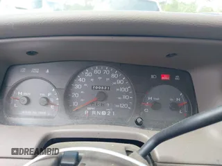 2003 Mercury Grand Marquis LS Premium z VIN 2MEFM75WX3X683205, wystawiony jako IAAI lot #42177139 z przebiegiem 200 521 mil mil oraz . Historia ofert i sprzedaży dostępna na DreamBid. Obrazek 7.
