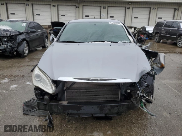 2013 Chrysler 200 Touring z VIN 1C3CCBBB2DN688904, wystawiony jako Copart lot #44463585 z przebiegiem 123 940 mil mil oraz Szkoda całkowita • Salvage title. Historia ofert i sprzedaży dostępna na DreamBid. Obrazek 5.