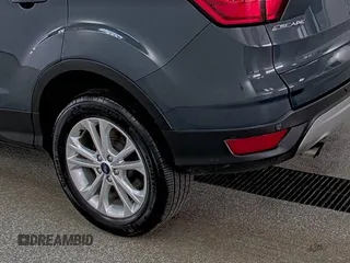 2019 Ford Escape SE z VIN 1FMCU9GD9KUA54757, wystawiony jako IAAI lot #42516631 z przebiegiem 87 040 mil mil oraz . Historia ofert i sprzedaży dostępna na DreamBid. Obrazek 2.