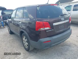 2012 Kia Sorento LX z VIN 5XYKT4A15CG241033, wystawiony jako IAAI lot #42439153 z przebiegiem 248 220 mil mil oraz . Historia ofert i sprzedaży dostępna na DreamBid. Obrazek 3.