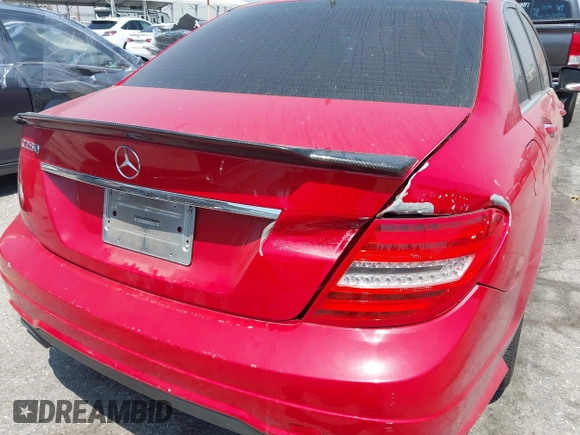 2013 Mercedes-Benz C 250 Sport z VIN WDDGF4HB9DR244988, wystawiony jako IAAI lot #42386935 z przebiegiem 95 380 mil mil oraz . Historia ofert i sprzedaży dostępna na DreamBid. Obrazek 6.