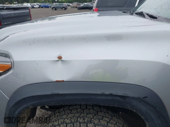 2020 Toyota Tacoma SR5 z VIN 3TMCZ5AN8LM323918, wystawiony jako IAAI lot #42279462 z przebiegiem 105 923 mil mil oraz . Historia ofert i sprzedaży dostępna na DreamBid. Obrazek 18.