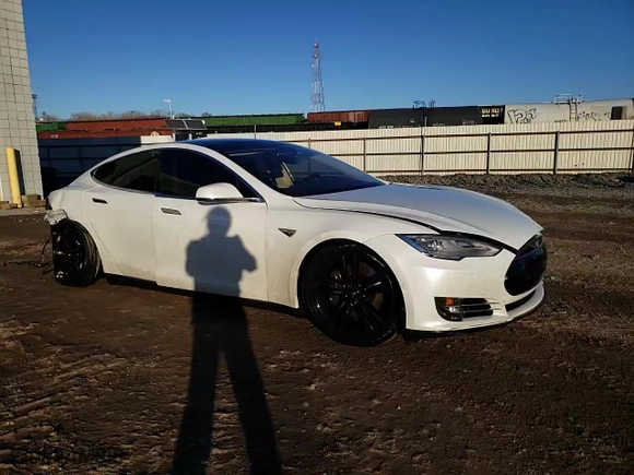 2015 Tesla Model S 85D with VIN 5YJSA1H22FFP78506, listed as a Copart auction lot 43119745 with 0 miles and Salvage Title. Bid and sale history available at carsss.com. Image 13.