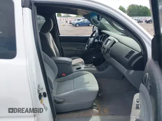 2010 Toyota Tacoma PreRunner z VIN 5TETU4GN2AZ738605, wystawiony jako IAAI lot #42057488 z przebiegiem 233 974 mil mil oraz . Historia ofert i sprzedaży dostępna na DreamBid. Obrazek 5.