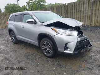 2018 Toyota Highlander LE z VIN 5TDZARFH2JS037796, wystawiony jako IAAI lot #42290819 z przebiegiem 62 638 mil mil oraz . Historia ofert i sprzedaży dostępna na DreamBid. Obrazek 1.