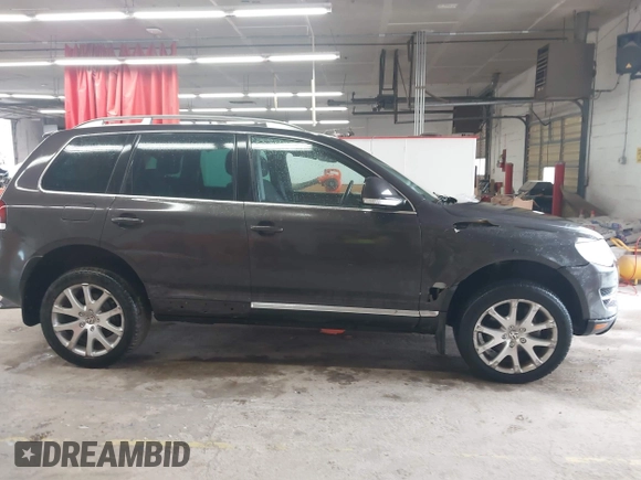2010 Volkswagen Touareg VR6 z VIN WVGBF7A91AD002407, wystawiony jako IAAI lot #42369975 z przebiegiem 95 504 mil mil oraz . Historia ofert i sprzedaży dostępna na DreamBid. Obrazek 13.