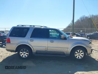 2004 Lincoln Navigator Luxury z VIN 5LMFU27R34LJ05952, wystawiony jako IAAI lot #41853172 z przebiegiem 268 889 mil mil oraz . Historia ofert i sprzedaży dostępna na DreamBid. Obrazek 14.