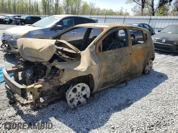 2018 Chevrolet Sonic LT z VIN 1G1JD6SH4J4107540, wystawiony jako Copart lot #50816905 z przebiegiem Nie podano mil oraz Szkoda całkowita • Salvage title. Historia ofert i sprzedaży dostępna na DreamBid. Obrazek 1.