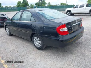 2002 Toyota Camry LE z VIN JTDBE32K420055676, wystawiony jako IAAI lot #42323221 z przebiegiem 286 891 mil mil oraz . Historia ofert i sprzedaży dostępna na DreamBid. Obrazek 3.