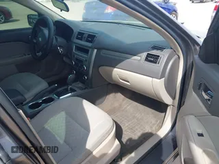 2011 Ford Fusion SE with VIN 3FAHP0HA5BR183979, listed as a IAAI auction lot 42066401 with 205,154 mi miles. Bid and sale history available at carsss.com. Image 5.