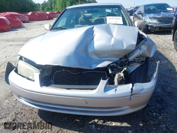 2001 Toyota Camry CE z VIN 4T1BG22K01U053432, wystawiony jako IAAI lot #42257822 z przebiegiem 128 610 mil mil oraz . Historia ofert i sprzedaży dostępna na DreamBid. Obrazek 18.