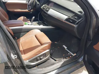 2012 BMW X5 35i z VIN 5UXZV4C53CL987556, wystawiony jako IAAI lot #42297756 z przebiegiem 190 922 mil mil oraz . Historia ofert i sprzedaży dostępna na DreamBid. Obrazek 5.