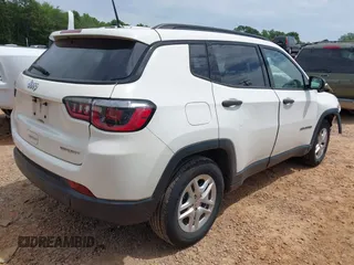 2018 Jeep Compass Sport z VIN 3C4NJCAB0JT471302, wystawiony jako IAAI lot #42318825 z przebiegiem 82 328 mil mil oraz . Historia ofert i sprzedaży dostępna na DreamBid. Obrazek 4.