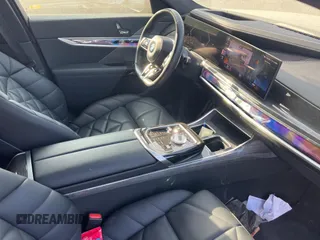 2023 BMW 7 Series 740i z VIN WBA23EH00PCM30022, wystawiony jako Copart lot #57565424 z przebiegiem 5 985 mil mil oraz . Historia ofert i sprzedaży dostępna na DreamBid. Obrazek 5.
