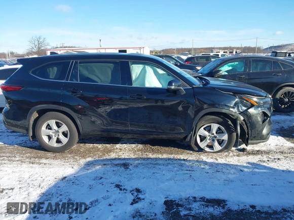 2022 Toyota Highlander LE with VIN 5TDBZRBH7NS574122, listed as a IAAI auction lot 41273197 with 28,195 mi miles and . Bid and sale history available at DreamBid. Image 13.