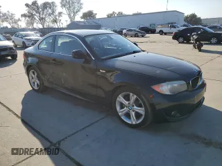 2013 BMW 1 Series 128i z VIN WBAUP9C5XDVS95834, wystawiony jako Copart lot #83249614 z przebiegiem Nie podano mil oraz Szkoda całkowita • Salvage title. Historia ofert i sprzedaży dostępna na DreamBid. Obrazek 4.