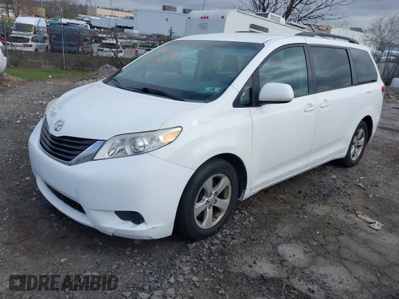 2014 Toyota Sienna LE AAS z VIN 5TDKK3DC5ES447517, wystawiony jako IAAI lot #41930129 z przebiegiem 166 200 mil mil oraz . Historia ofert i sprzedaży dostępna na DreamBid. Obrazek 17.