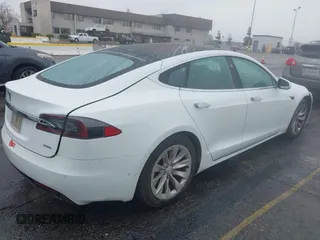 2018 Tesla Model S 75D with VIN 5YJSA1E24JF275038, listed as a IAAI auction lot 41916984 with 116,352 mi miles and . Bid and sale history available at DreamBid. Image 4.
