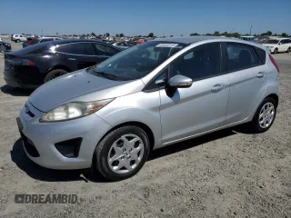 2013 Ford Fiesta SE z VIN 3FADP4EJ9DM191531, wystawiony jako Copart lot #60533515 z przebiegiem 179 639 mil mil oraz Czysty tytuł • Clean title. Historia ofert i sprzedaży dostępna na DreamBid. Obrazek 1.