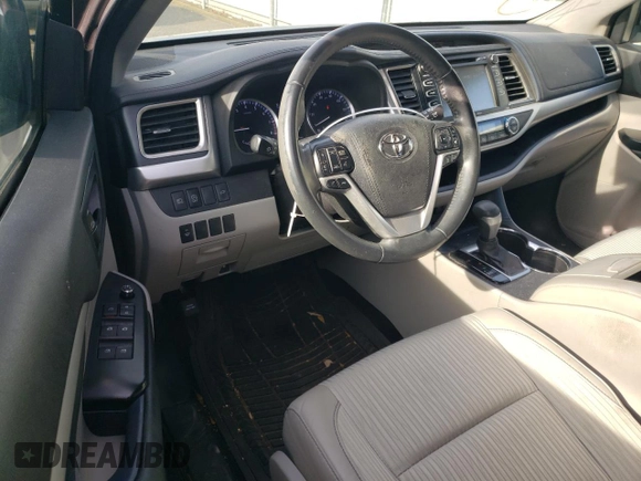 2017 Toyota Highlander LE z VIN 5TDZZRFH1HS217693, wystawiony jako Copart lot #50198455 z przebiegiem 67 912 mil mil oraz Szkoda całkowita • Salvage title. Historia ofert i sprzedaży dostępna na DreamBid. Obrazek 8.