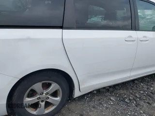 2014 Toyota Sienna LE AAS z VIN 5TDKK3DC5ES447517, wystawiony jako IAAI lot #41930129 z przebiegiem 166 200 mil mil oraz . Historia ofert i sprzedaży dostępna na DreamBid. Obrazek 6.
