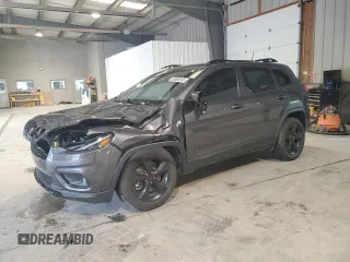 2020 Jeep Cherokee Altitude z VIN 1C4PJMLB5LD608318, wystawiony jako Copart lot #55660845 z przebiegiem 56 394 mil mil oraz Szkoda całkowita • Salvage title. Historia ofert i sprzedaży dostępna na DreamBid. Obrazek 1.