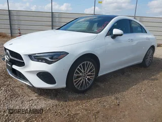 2025 Mercedes-Benz CLA 250 z VIN W1K5J4GB5SN513578, wystawiony jako IAAI lot #42120213 z przebiegiem 18 216 mil mil oraz . Historia ofert i sprzedaży dostępna na DreamBid. Obrazek 17.
