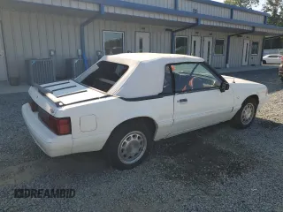 1993 Ford Mustang z VIN 1FACP44M9PF187992, wystawiony jako Copart lot #68557154 z przebiegiem 63 008 mil mil oraz Czysty tytuł • Clean title. Historia ofert i sprzedaży dostępna na DreamBid. Obrazek 3.