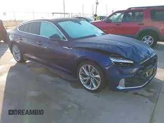 2022 Audi A5 Sportback Premium Plus z VIN WAUCBCF54NA003705, wystawiony jako IAAI lot #41152943 z przebiegiem 27 996 mil mil oraz . Historia ofert i sprzedaży dostępna na DreamBid. Obrazek 1.