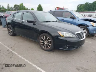 2011 Chrysler 200 S z VIN 1C3BC8FG3BN566943, wystawiony jako IAAI lot #42282928 z przebiegiem 159 484 mil mil oraz . Historia ofert i sprzedaży dostępna na DreamBid. Obrazek 1.