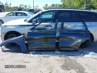 2022 Lincoln Aviator Reserve z VIN 5LM5J7WC8NGL12197, wystawiony jako IAAI lot #41791410 z przebiegiem 68 201 mil mil oraz . Historia ofert i sprzedaży dostępna na DreamBid. Obrazek 12.