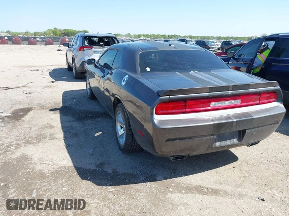 2013 Dodge Challenger SXT z VIN 2C3CDYAG9DH724917, wystawiony jako IAAI lot #41985775 z przebiegiem 123 565 mil mil oraz . Historia ofert i sprzedaży dostępna na DreamBid. Obrazek 3.