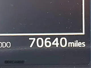 2018 Toyota RAV4 XLE z VIN 2T3WFREV3JW483398, wystawiony jako IAAI lot #41740776 z przebiegiem 70 640 mil mil oraz . Historia ofert i sprzedaży dostępna na DreamBid. Obrazek 7.