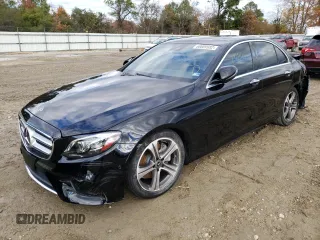 2018 Mercedes-Benz E-Class E 300 with VIN WDDZF4JBXJA371181, listed as a Copart auction lot 68609982 with 28,860 mi miles. Bid and sale history available at carsss.com. Image 1.