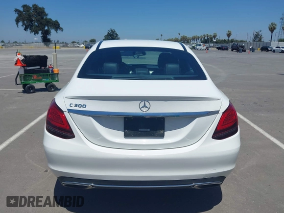 2019 Mercedes-Benz C 300 z VIN 55SWF8DB9KU309634, wystawiony jako IAAI lot #42494440 z przebiegiem 17 129 mil mil oraz . Historia ofert i sprzedaży dostępna na DreamBid. Obrazek 17.