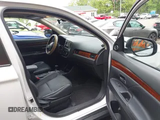 2014 Mitsubishi Outlander SE z VIN JA4AD3A37EZ015188, wystawiony jako IAAI lot #42281043 z przebiegiem 116 876 mil mil oraz . Historia ofert i sprzedaży dostępna na DreamBid. Obrazek 5.