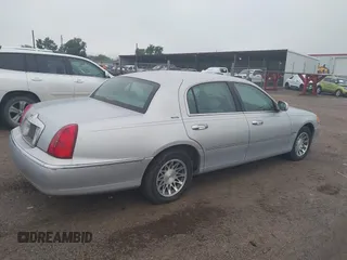 2001 Lincoln Town Car Signature z VIN 1LNHM82WX1Y697831, wystawiony jako IAAI lot #42494909 z przebiegiem 202 805 mil mil oraz . Historia ofert i sprzedaży dostępna na DreamBid. Obrazek 4.