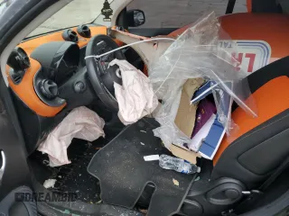 2019 Smart fortwo Pure z VIN WMEFJ9BA3KK410320, wystawiony jako Copart lot #82931664 z przebiegiem Nie podano mil oraz Szkody całkowita. Historia ofert i sprzedaży dostępna na DreamBid. Obrazek 7.