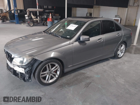 2012 Mercedes-Benz C 300 Sport z VIN WDDGF8BB2CR226900, wystawiony jako IAAI lot #42281921 z przebiegiem 186 173 mil mil oraz . Historia ofert i sprzedaży dostępna na DreamBid. Obrazek 2.
