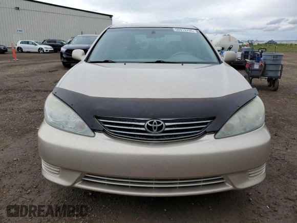 2005 Toyota Camry STD z VIN 4T1BE32K55U505585, wystawiony jako Copart lot #56913705 z przebiegiem 361 943 mil mil oraz Czysty tytuł • Clean title. Historia ofert i sprzedaży dostępna na DreamBid. Obrazek 5.