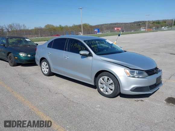 2013 Volkswagen Jetta Sedan SE with VIN 3VWDP7AJ8DM404855, listed as a IAAI auction lot 41949639 with 166,264 mi miles. Bid and sale history available at carsss.com. Image 1.