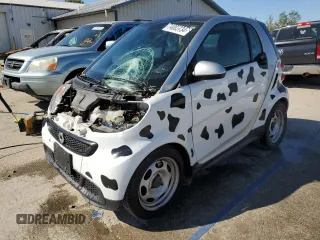 2013 Smart fortwo Pure z VIN WMEEJ3BA5DK694853, wystawiony jako Copart lot #74003734 z przebiegiem 27 720 mil mil oraz Szkoda całkowita • Salvage title. Historia ofert i sprzedaży dostępna na DreamBid. Obrazek 1.