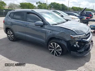 2024 Volkswagen Taos SE z VIN 3VVSX7B22RM052141, wystawiony jako IAAI lot #41568228 z przebiegiem 5 198 mil mil oraz . Historia ofert i sprzedaży dostępna na DreamBid. Obrazek 1.