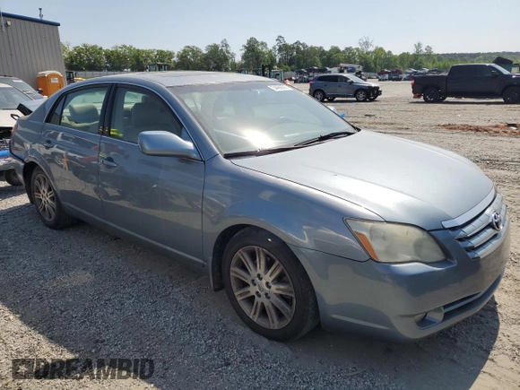2005 Toyota Avalon XL z VIN 4T1BK36B95U005898, wystawiony jako Copart lot #54469595 z przebiegiem 176 901 mil mil oraz Szkoda całkowita • Salvage title. Historia ofert i sprzedaży dostępna na DreamBid. Obrazek 4.