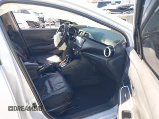 2024 Nissan Versa SR z VIN 3N1CN8FV4RL924718, wystawiony jako IAAI lot #41838456 z przebiegiem 3 698 mil mil oraz . Historia ofert i sprzedaży dostępna na DreamBid. Obrazek 5.