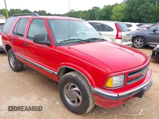 1997 Chevrolet Blazer LS z VIN 1GNDT13W2V2103356, wystawiony jako IAAI lot #42352435 z przebiegiem 181 975 mil mil oraz . Historia ofert i sprzedaży dostępna na DreamBid. Obrazek 1.