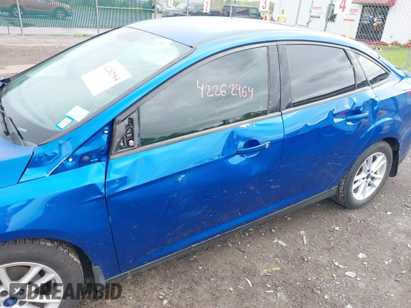 2018 Ford Focus SE z VIN 1FADP3F29JL235302, wystawiony jako IAAI lot #42262964 z przebiegiem 85 127 mil mil oraz . Historia ofert i sprzedaży dostępna na DreamBid. Obrazek 6.